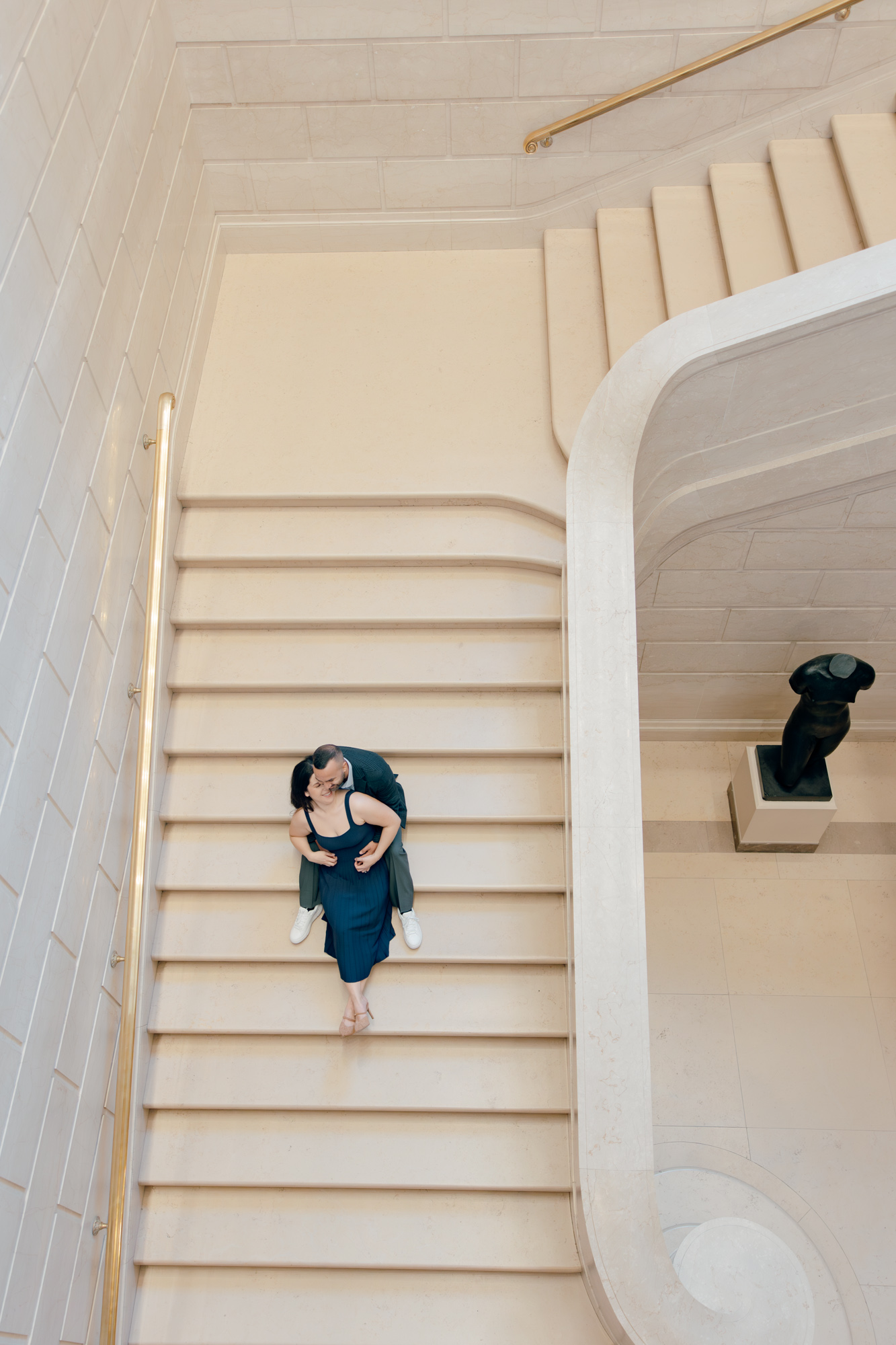 couple on the stairs of the national gallery of art dc